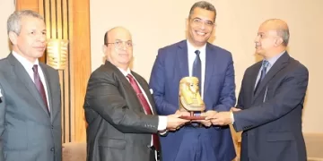 محافظ البحر الأحمر: دعم المواهب الشابة استثمار في مستقبل التنمية