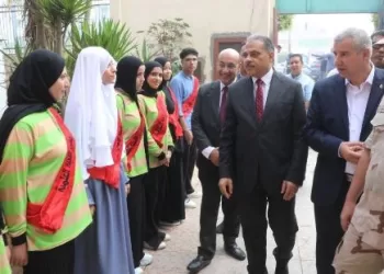 محافظ الشرقية ونائب وزير التعليم يتفقدان المدرسة الثانوية الزراعية بالزقازيق