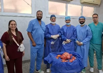فريق طبي بجامعة أسيوط ينجح في استئصال ورم نادر خلف البريتون لـ«ثمانيني» يزن 10 كجم