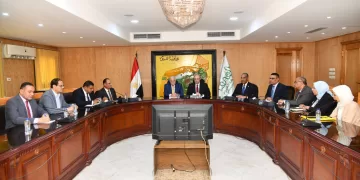 محافظ الفيوم ومستشار رئيس الجمهورية للتنمية المحلية يناقشان عددًا من التحديات بقطاعات الطرق والكهرباء والصرف الصحي