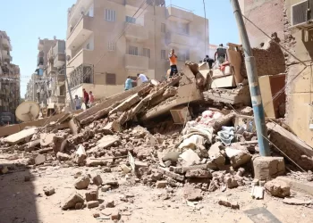محافظ المنيا يتابع حادث انهيار منزل من 4 طوابق بعزبة شاهين.. ونائب المحافظ على رأس فرق الإنقاذ بالموقع