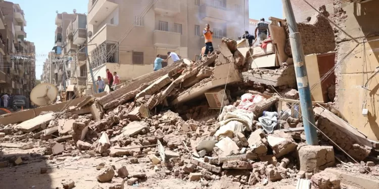 محافظ المنيا يتابع حادث انهيار منزل من 4 طوابق بعزبة شاهين.. ونائب المحافظ على رأس فرق الإنقاذ بالموقع