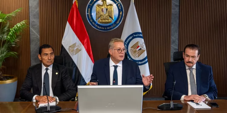 وزيرا الرياضة والبترول يبحثان تطوير أندية القطاع وتعزيز برامج تمكين الشباب