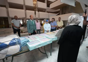 «زغاريد في الديوان العام».. محافظ أسيوط يرسم البسمة على وجه عروس بـ «جهاز متكامل»