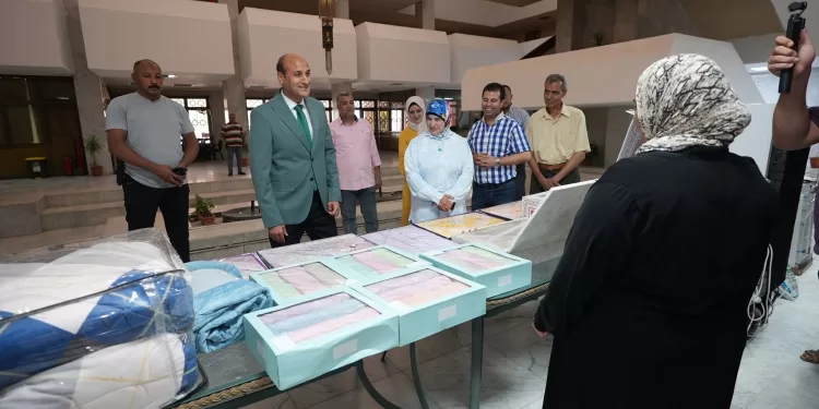 «زغاريد في الديوان العام».. محافظ أسيوط يرسم البسمة على وجه عروس بـ «جهاز متكامل»