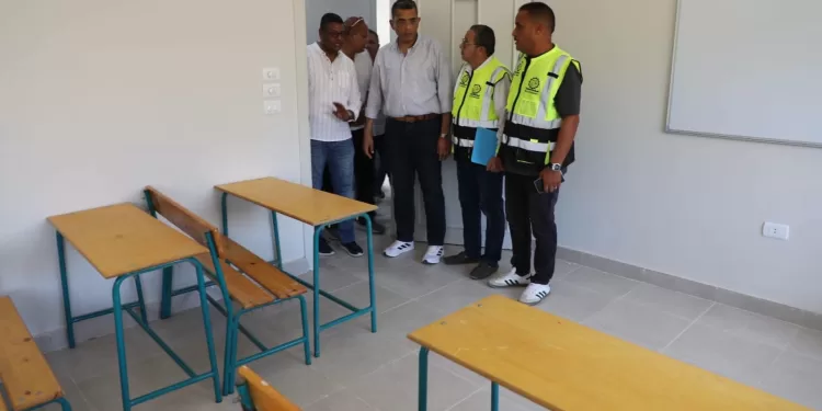 محافظ البحر الأحمر يتفقد مشروعات مرسى علم ويطلق خطة لدعم المياه والاستثمار والإسكان