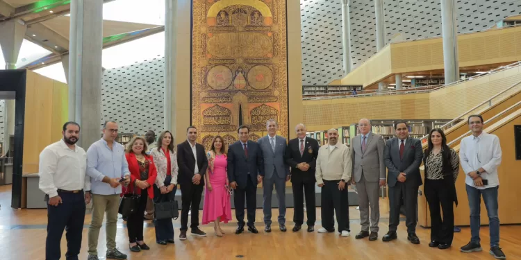 جورج قرداحي يزور مكتبة الإسكندرية ويطلع على مقتنياتها وخدماتها الثقافية