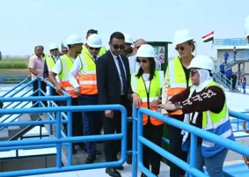 محافظ البحيرة وسفيرة الاتحاد الأوروبي تتفقدان محطة مياه كوم القناطر بأبوحمص