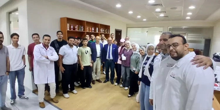 أوائل الثانوية العامة يزورون مصانع «دريم مشرق» ببرج العرب