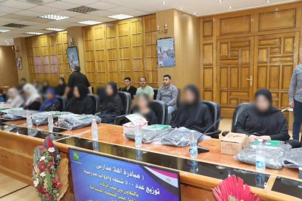 توزيع 500 حقيبة وأدوات مدرسية على الطلاب الأولى بالرعاية بالشرقية