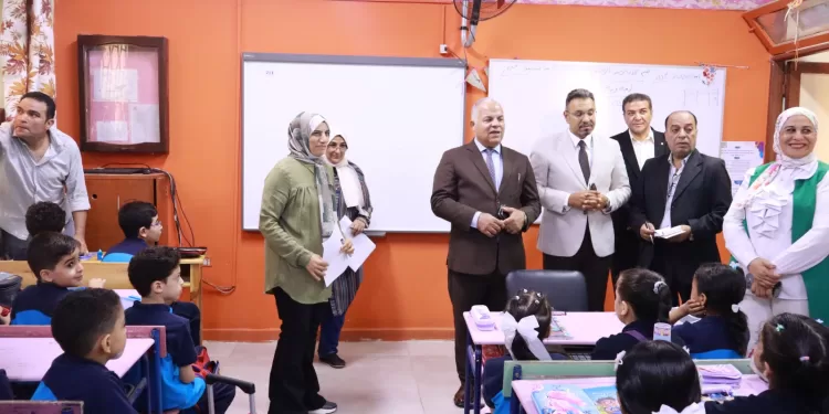 وكيل تعليم الدقهلية يتابع انتظام الدراسة بمدرسة الفردوس ويشيد بنماذجها المشرفة