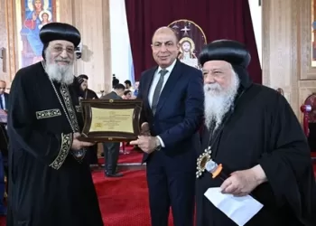 محافظ المنيا يتسلم درع اليوبيل الذهبي من البابا تواضروس الثاني في احتفالية الكنيسة بملوي
