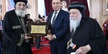 محافظ المنيا يتسلم درع اليوبيل الذهبي من البابا تواضروس الثاني في احتفالية الكنيسة بملوي