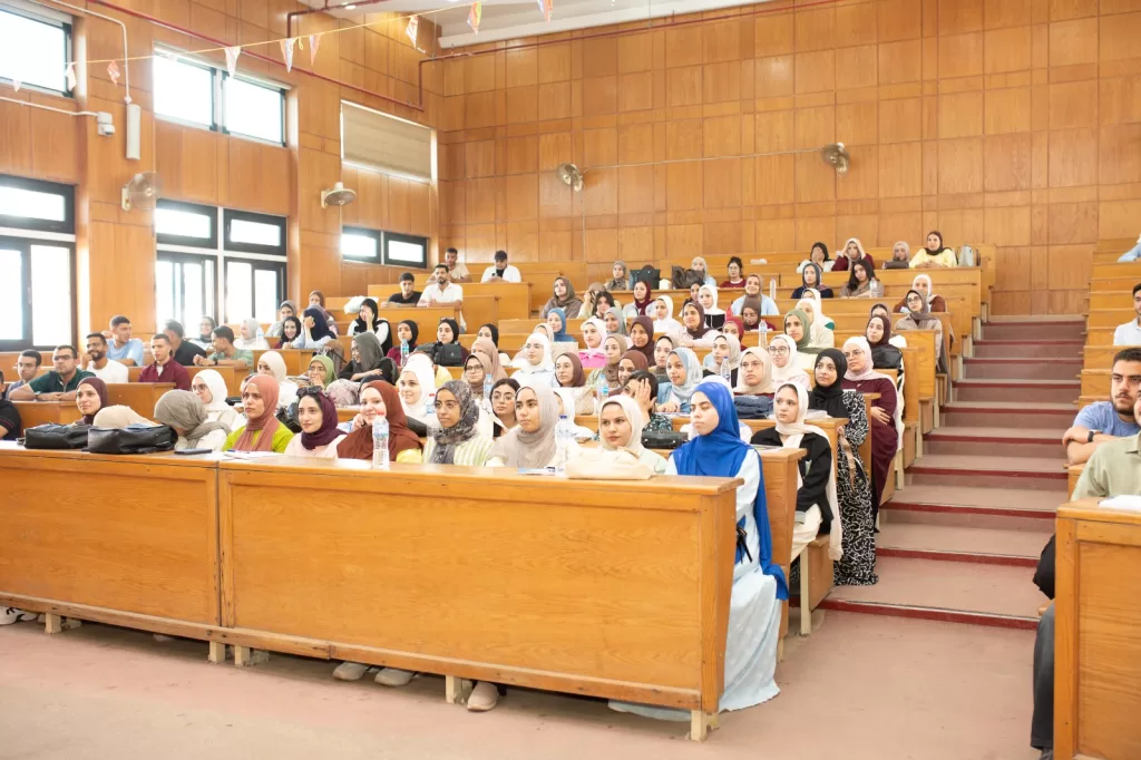 رئيس جامعة دمنهور يتابع سير العملية التعليمية ويؤكد دعم الطلاب من ذوي الهمم