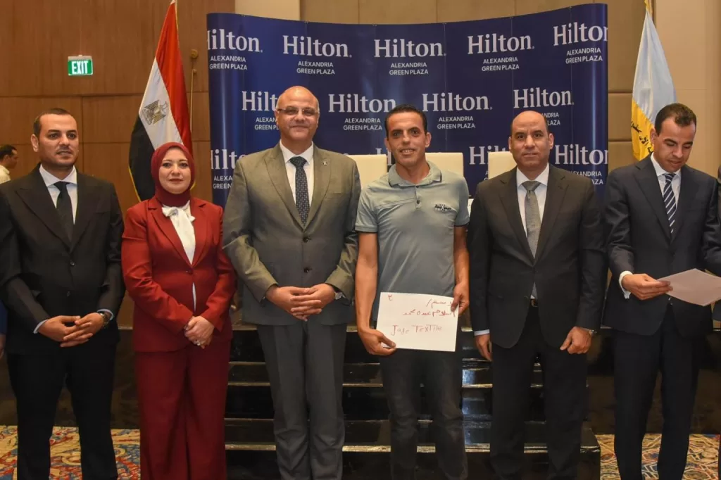 وزير العمل ومحافظ الإسكندرية يسلمان عقود توظيف وشهادات تدريب مهني للشباب وذوي الهمم