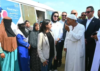 محافظ البحيرة تتفقد القافلة الطبية بقرية الأمل وتوجه باستمرار خدماتها للأهالي