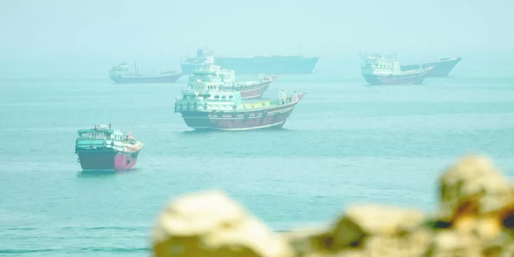 الصراع مستمر.. إيران تتمسك بشروطها لــ  {فتح هرمز}.. وترفع جاهزيتها العسكرية