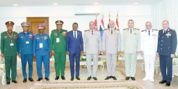 وزير الدفاع ورئيس الأركان..  يلتقيان عددًا من قادة الوفود العسكرية
