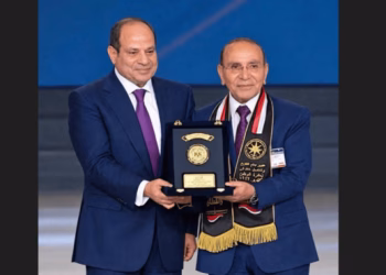 شيخ الأزهر يهنئ اللواء محمد رضا عوض لتكريمه من الرئيس السيسي تقديراً لجهوده خلال حرب أكتوبر