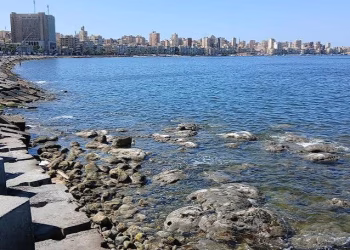 علوم البحار يكشف لغز انحسار بحر الإسكندرية.. ظهور شواطئ لأول مرة بمحطة الرمل والمنشية
