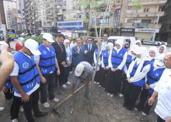 محافظ الدقهلية يزرع شجرة.. في إطار المبادرة الرئاسية «100 مليون شجرة»